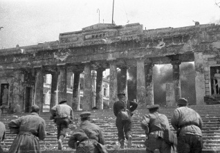 berlin reichstag 1945.jpg