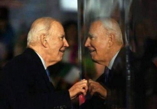 biden zrcadlo ilustrace