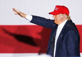 trump zdraví paží